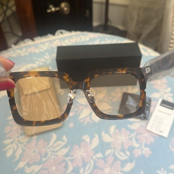 #officesiren ? NEW IN BOX Admemory Tortoise Shell Square Sunglasses main image 4